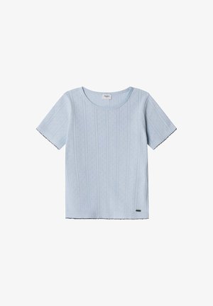 Lichtblauw topje met korte mouwen en een gestructureerd ontwerp, met verticale strepen en kleine stippen. Afgewerkt met een gekartelde rand en een label.
