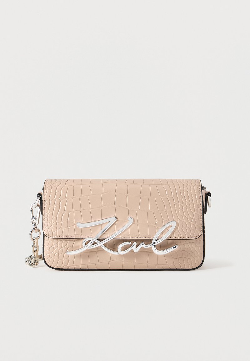 Μπεζ τσάντα crossbody από συνθετικό δέρμα κροκό με ασημένια υπογραφή «Karl» στο μπροστινό καπάκι και αποσπώμενο αλυσίδα ιμάντα.