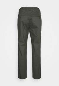 Pantalones de pierna recta en verde oscuro, confeccionados en algodón con una textura suave. Cuentan con dos bolsillos traseros y una cintura con trabillas para cinturón.