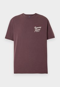 Bordo puuvillane T-särk ümarate kaeluste ja lühikeste varrukatega. Vasakul rinnal on valge prinditud "Tommy Jeans" logo. Lihtne disain.