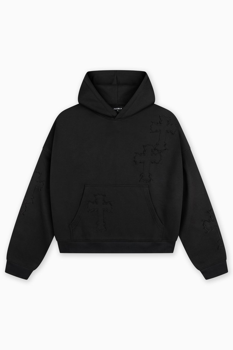 Fekete, rövidített kapucnis pulóver puha anyagból, dombornyomott keresztmintákkal az elején és az ujjakon, elülső zsebbel és húzózsinóros kapucnival.