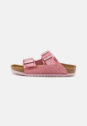 Roze glitter slip-on sandalen met twee verstelbare bandjes, kurken inlegzool en een gestructureerde roze rubberen buitenzool. Accenten zijn inbegrepen in zilveren hardware.