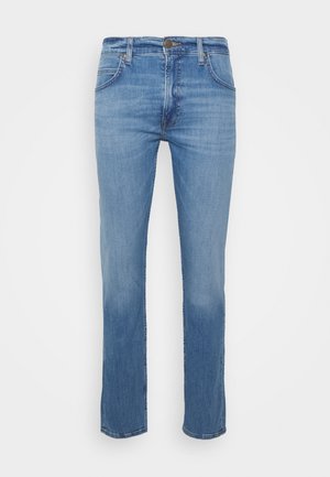 Jeans in denim azzurro chiaro con taglio dritto, design a cinque tasche e una leggera texture sbiadita. Presentano un bottone di metallo e chiusura con zip.