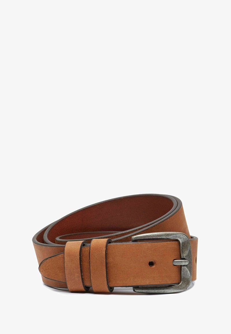 Bruine leren riem met een zilveren metalen gesp. Heeft een gladde textuur, afgeronde randen en versterkte stiksels langs de lengte.