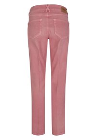 Jeans rosas con un corte ajustado, que presentan un detalle cruzado en la parte trasera, dos bolsillos traseros y una etiqueta en la cintura. Textura de tela suave.