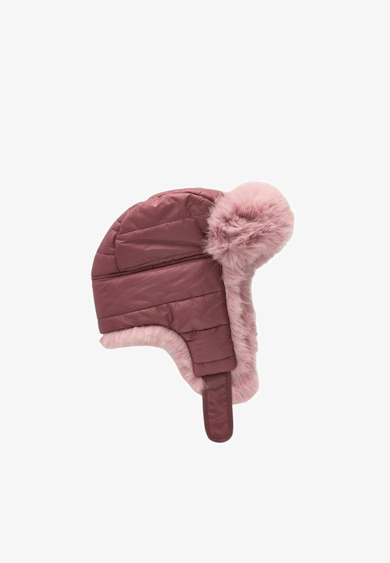 Wypełniona burgundowa czapka traperka z miękkim różowym futerkiem oraz pomponem. Posiada nausznik i pasek pod brodą dla pewnego dopasowania.