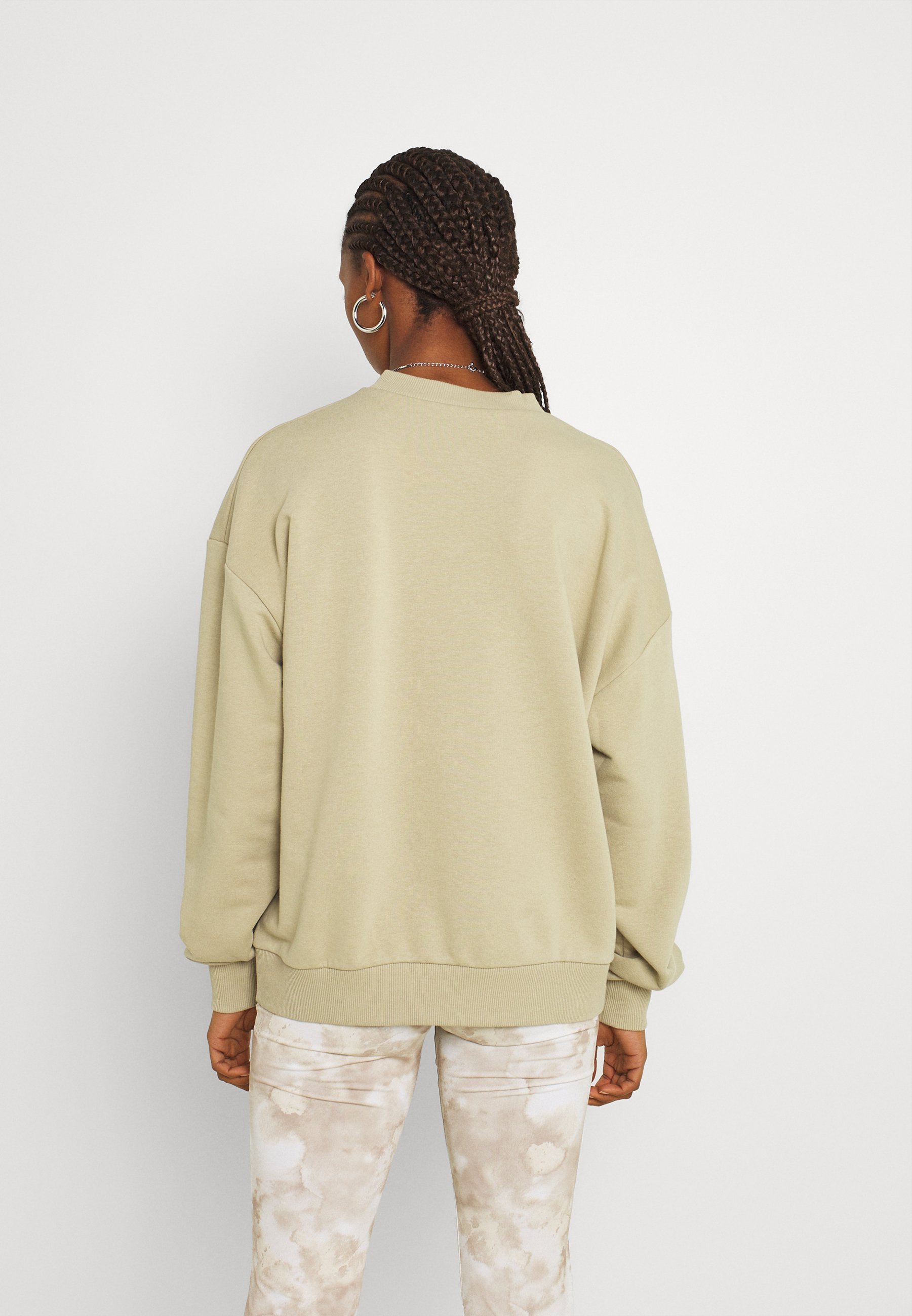 NA-KD PRINTED V NECK SWEATER 