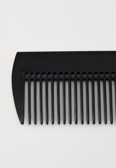 Svart plastkam med bredt håndtak, smale tenner jevnt fordelt, glatt overflate og avrundet kant for behagelig grep.
