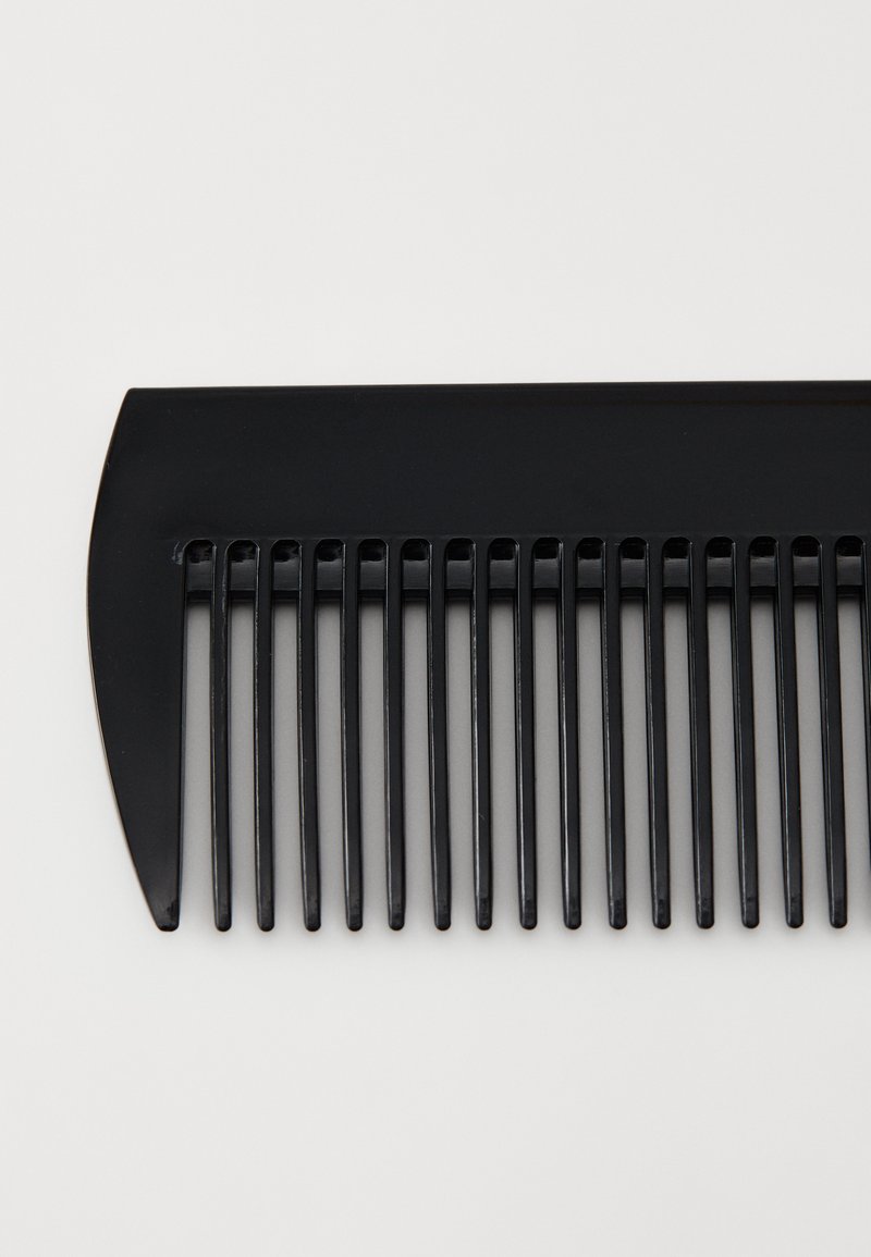 Schwarzer Kunststoffkamm mit einem breiten Griff, der schmale, gleichmäßig angeordnete Zähne besitzt, eine glatte Oberfläche und eine abgerundete Kante für einen bequemen Halt.