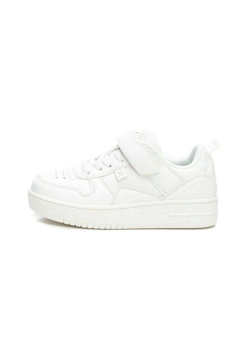Sneaker bianco con parte superiore in similpelle liscia, punta rotonda, chiusura con lacci, cinturino regolabile e suola in gomma texture. Design minimalista.