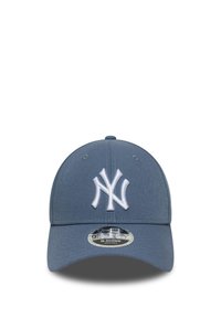 Căciulă de baseball albastră cu un logo alb brodat „NY”, țesătură netedă, visieră curbată, curea ajustabilă și un eticheta pe vizieră care indică mărimea.