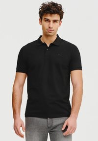Czarna koszulka polo z kołnierzykiem i krótkimi rękawami, wykonana z gładkiej bawełny, z dyskretnym logo na piersi i wąskim krojem.