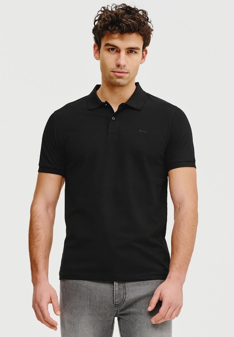 Czarna koszulka polo z kołnierzykiem i krótkimi rękawami, wykonana z gładkiej bawełny, z dyskretnym logo na piersi i wąskim krojem.