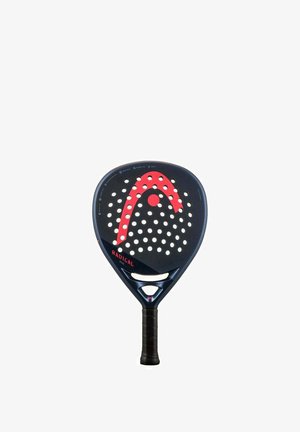 Paleta negra con superficie perforada, acentos rojos que incluyen un gran logo y detalles, forma distintiva de gota de agua, mango con textura antideslizante.