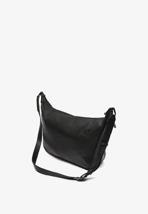 Borsa a tracolla in pelle nera con una texture liscia, chiusura con zip, tracolla regolabile e forma arrotondata. Design minimalista con branding discreto.