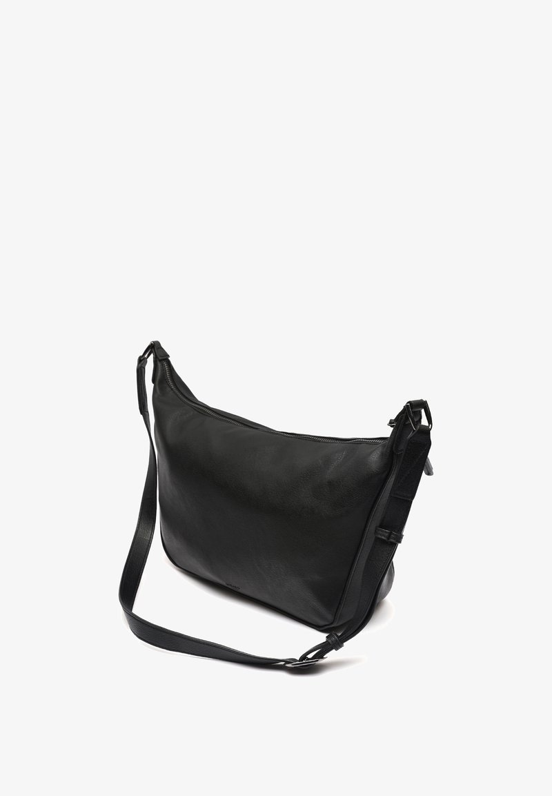 Černá kožená crossbody taška s hladkým povrchem, zipovým uzávěrem, nastavitelným popruhem a zaobleným tvarem. Minimalistický design s decentním brandingem.