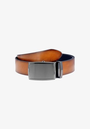 Brauner Ledergürtel mit glatter Oberfläche und einer rechteckigen Metallschnalle in poliertem Silberton.