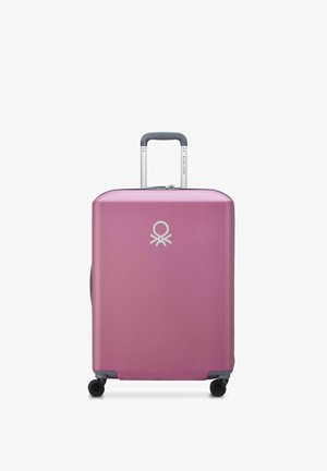 Harte rosa Reisetasche mit einer glatten, matten Oberfläche, ausziehbarem Griff und vier schwarzen Rädern. Mit Logo auf der Vorderseite.