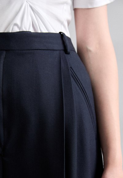Victoria Beckham WIDE LEG TROUSER - Pantalon classique - midnight