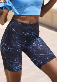 Schwarze Shorts mit Marmor-Muster und blauen Akzenten, aus dehnbarem Stoff gefertigt. Hoch tailliertes Design. Glatte Textur, geeignet für sportliche Aktivitäten.