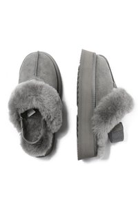 Gray suede slippers with a fluffy fur collar. Features a textured sole and back strap detail. Made for comfort with a soft interior.