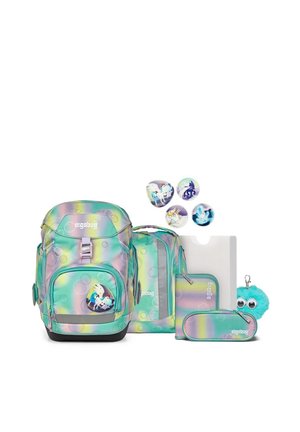 Schulrucksack-Set in Regenbogenfarben mit passender kleiner Tasche, Federmäppchen, Ordner, Einhorn-Pins und blauem, flauschigem Schlüsselanhänger mit Augen.