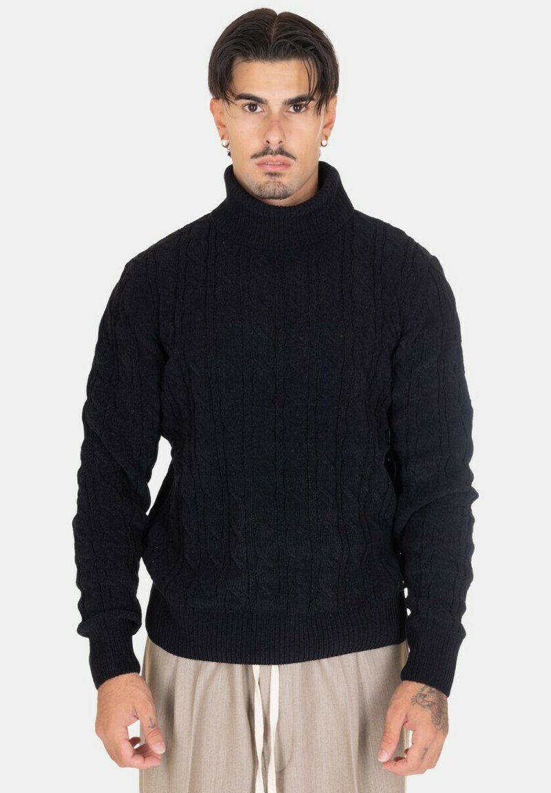 Maglione a collo alto in maglia nera, con maniche lunghe e orlo a costine. Presenta un motivo testurizzato e materiale morbido e spesso.