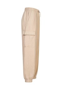 Pantaloni cargo color beige in lino con vita elastica, dettaglio con coulisse, tasche laterali e polsini elasticizzati alle caviglie.