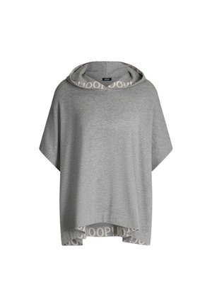 Grijze oversized top met een capuchon en een contrasterend logopatroon langs de rand, korte mouwen en een ontspannen pasvorm.