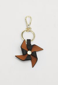 Breloacă din piele în culori negre și maronii; design în formă de morișcă cu suprafețe texturate și un accent de hardware circular de ton aurit.