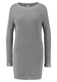 Grå stickad långärmad klänning med ribbad rundad halsringning, manschetter och nederkant, visad framifrån på vit bakgrund.