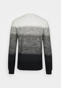 Strickpullover mit einem Farbverlauf von Weiß über Grau zu Schwarz. Besitzt lange Ärmel, einen Rundhalsausschnitt und eine strukturierte Oberfläche.