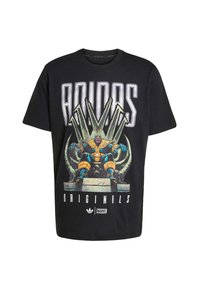 Must musta T-särk, millel on suur graafiline prindiga Thanos, istudes troonil, ja koos "ADIDAS ORIGINALS" tekstiga julgete valgete tähtedega.