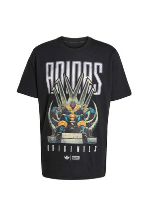 Svart bomull t-shirt med ett stort grafiskt tryck av Thanos som sitter på en tron med texten "ADIDAS ORIGINALS" i fetvita bokstäver.