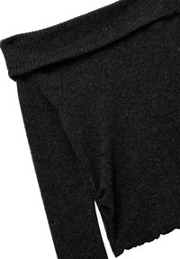 Mørkegrå off-the-shoulder top med ribbestruktur, lange ærmer og rullete fremkant. Har en let buet kant.