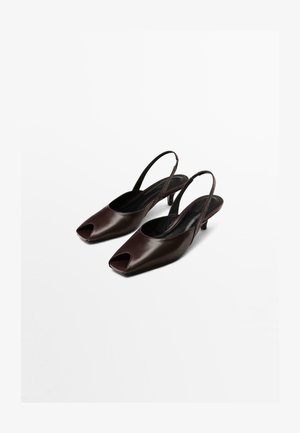Donker bordeaux leren slingback hakken met open teen, vierkante vorm en een bescheiden hak. Gladde textuur met minimale accenten.