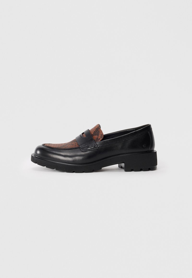 Sorte skinn loafers med kraftig såle og brun teksturert mønster på frontpanelet, vist på en enkel lys bakgrunn, sidevisning.