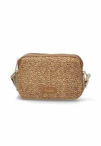 Bolso bandolera de paja trenzada en tono marrón con un borde de cuero. Cuenta con cierre de cremallera y correa ajustable. Logo de la marca grabado en la parte frontal.