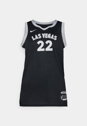 Camiseta de baloncesto negra con "LAS VEGAS" y el número "22" en blanco. Hecha de tela de malla, cuenta con ribetes grises y etiqueta en el dobladillo.
