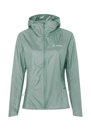 Veste imperméable légère de couleur vert menthe, avec une capuche, une fermeture éclair complète et un logo sur la poitrine. Texture lisse et design minimaliste.