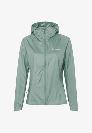 Veste imperméable légère de couleur vert menthe, avec une capuche, une fermeture éclair complète et un logo sur la poitrine. Texture lisse et design minimaliste.
