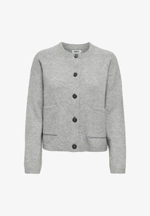 Cardigan gris en maille douce, avec un col rond, des boutons noirs sur le devant et deux poches avant.