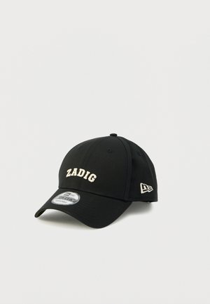 Casquette de baseball noire réglable avec "ZADIG" brodé en blanc à l'avant et un logo blanc sur le côté.