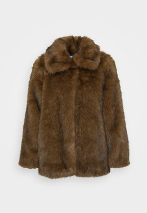 Cappotto in pelliccia sintetica marrone con colletto alto, superficie texturizzata e vestibilità ampia. Presenta una chiusura frontale completa e nessun gancio visibile.