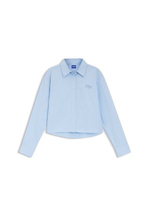 Camisa azul claro de manga larga con botones, rayas verticales blancas y pequeño logo bordado "Hugo" en el pecho.