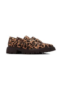 Zapatos tipo slip-on con estampado de leopardo, de textura de ante, que presentan una gruesa suela de goma negra y detalles en tono dorado.