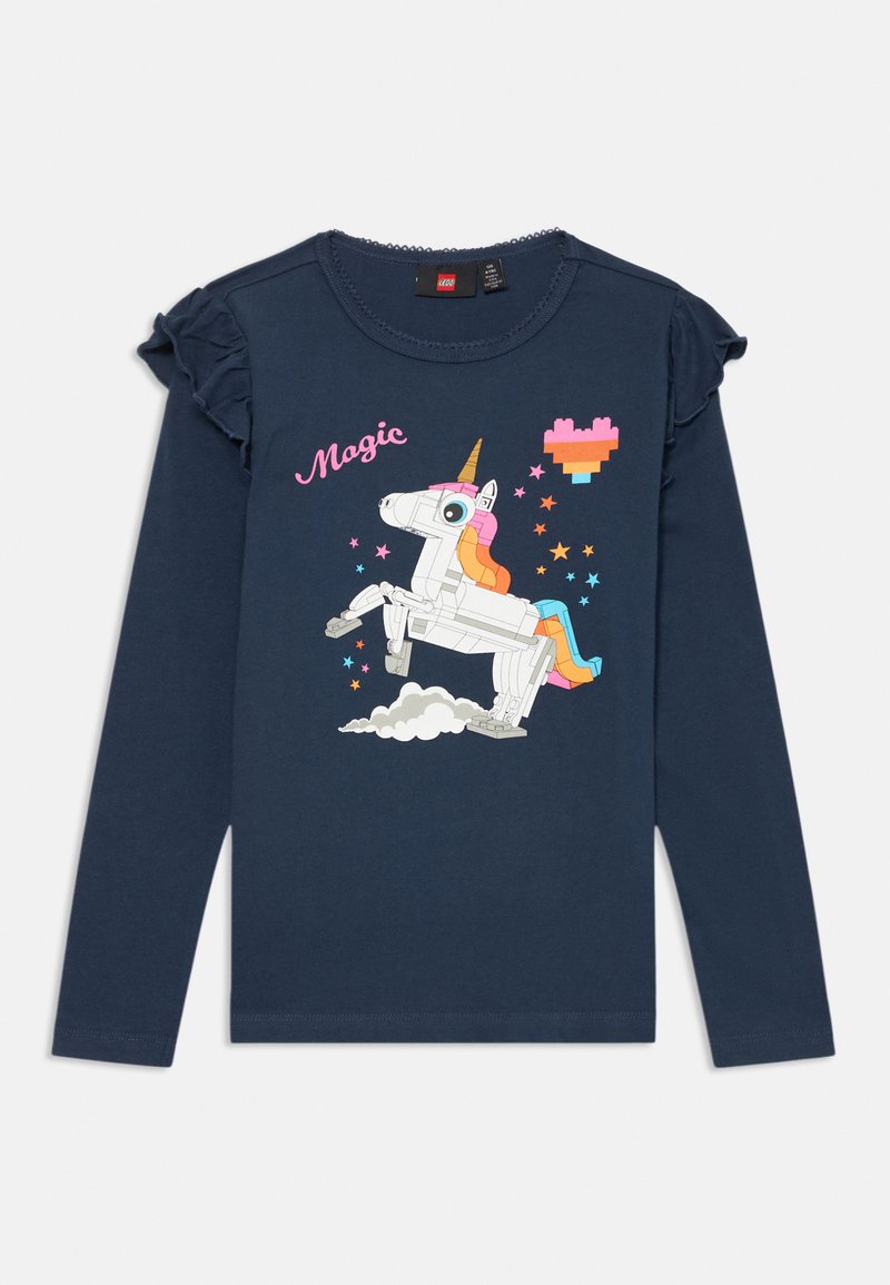 Tamsiai mėlynas ilgomis rankovėmis marškinėliai su volanų rankovėmis, suteikiantys švelnų vienaragio grafikos vaizdą pastelinių spalvų, žodį "Magija" ir žvaigždžių akcentus.