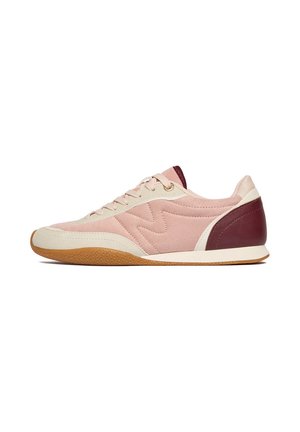 Niskie sneakersy z różowego zamszu z beżowymi akcentami, bordowym obcasem, gumową podeszwą i sznurowaniem, pokazane od zewnętrznej strony.