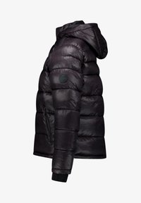 Zwarte pufferjack met capuchon, voorzien van een gewatteerd ontwerp, elastische boorden en een logopatch op de bovenarm. Ritszak aan de zijkant zichtbaar.