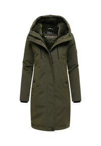Olijfgroen parka jack met een nepbont gevoerde capuchon, een rits aan de voorkant, twee zijzakken en verstelbare koordjes bij de capuchon.